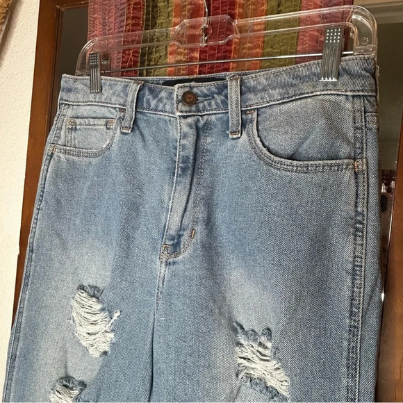 Hollister Medium Wash Distressed Ankle Mom Jean size 9R/ 29 - Picture 2 of 6